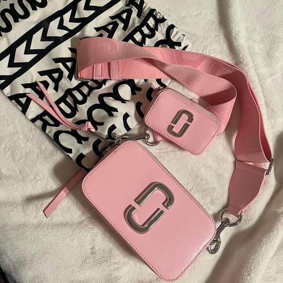 MARC JACOBS
Pink 'The Utility Snapshot' Shoulder Bag
$420 USD - Picture 4 of 9